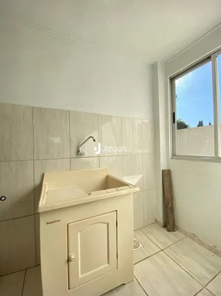Foto de um banheiro com azulejos claros e pia.