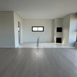 Foto de um ambiente interno amplo e claro.