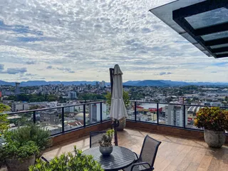 Vista panorâmica da cidade e montanhas a partir da varanda.