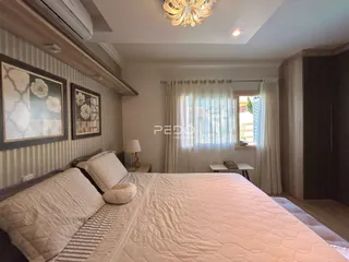 Quarto com cama e decoração de parede.