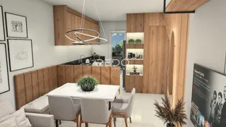 Área de jantar com painéis de madeira e móveis modernos em uma residência.