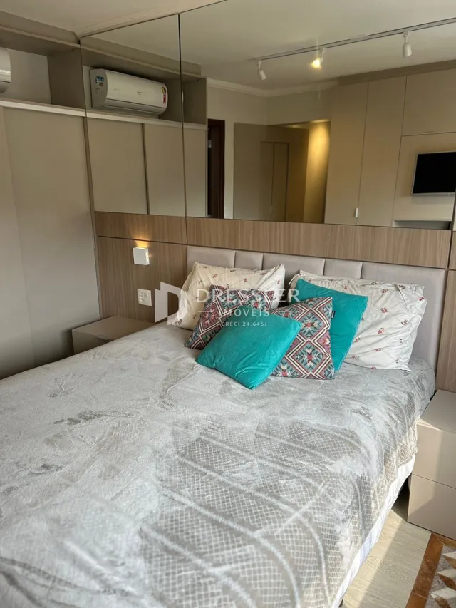 Quarto com cama grande e cabeceira de madeira.