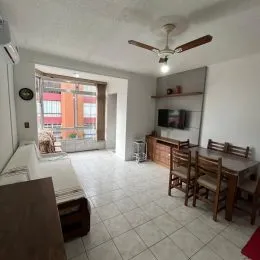Ambiente interno com piso de cerâmica e janela de grande abertura.