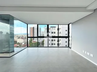 Sala ampla com vista para a cidade.
