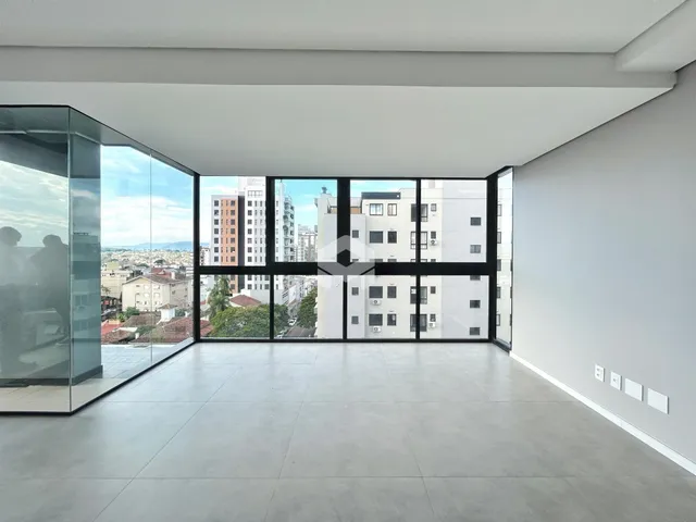 Sala ampla com vista para a cidade.