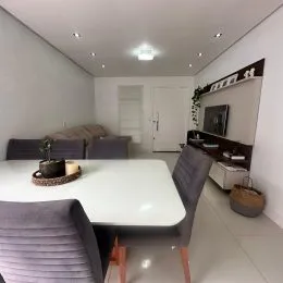 Foto de um ambiente interno com uma mesa grande.