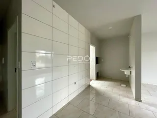 Hall de entrada com piso de cerâmica e paredes brancas em um imóvel no Brasil.