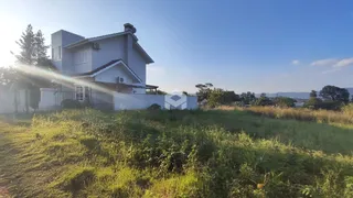 Vista da fachada de uma casa em Lajeado, Brasil, com gramado em primeiro plano.