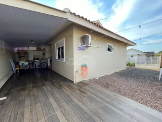 Foto da fachada de uma casa residencial em Lajeado, Brasil, mostrando a área externa e o pátio.