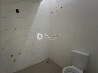 Um banheiro com revestimento de azulejos brancos e detalhes em mármore.