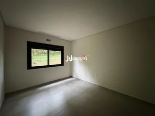 Interior de uma sala com janela.