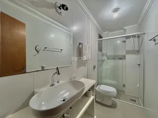 Banheiro moderno com box de vidro.