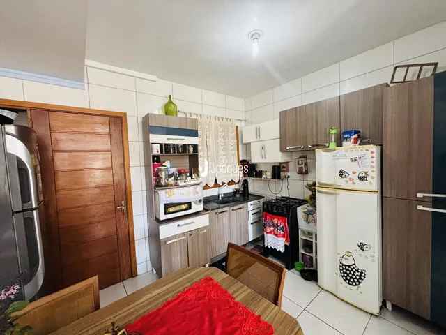 Foto de uma cozinha e sala de estar em um imóvel no Brasil.