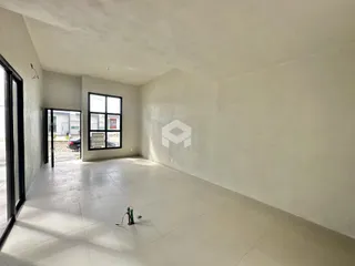 Ambiente interno amplo e vazio de uma residência em Lajeado.