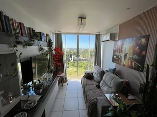 Sala de estar com vista para a paisagem externa.