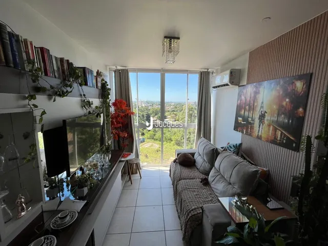 Sala de estar com vista para a paisagem externa.