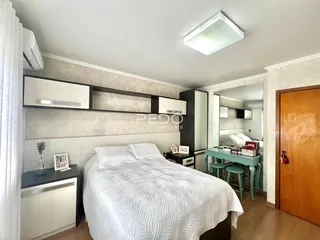 Quarto com cama e armários em um imóvel no Brasil.