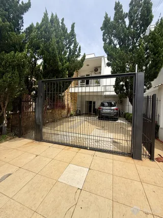 Fachada de uma residência em Lajeado, Brasil, com portão de ferro.