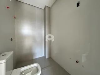 A foto mostra o interior de um banheiro.