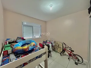 Foto de um cômodo interno com janela e objetos no chão.