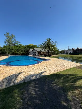 Foto da área externa com piscina e gramado em Lajeado, Brasil.