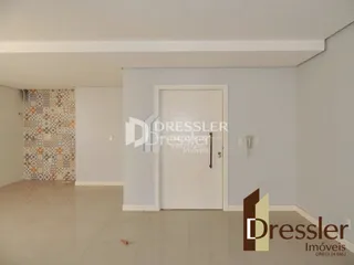 Hall de entrada com parede de azulejos na propriedade.