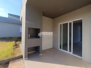 Interior de um espaço com paredes brancas e piso claro.
