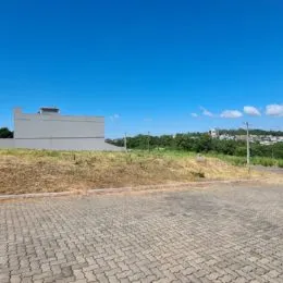 Vista externa de uma propriedade com terreno aberto em Lajeado, Brasil.