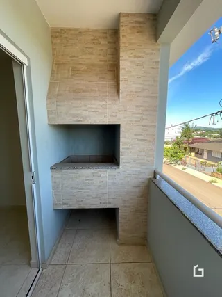 Detalhe da parede e do teto de uma área interna de imóvel em Lajeado.
