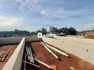 Foto de um terreno vazio com paredes de concreto em construção.