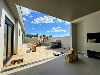 Vista externa de uma área de lazer em construção em Lajeado, Brasil.