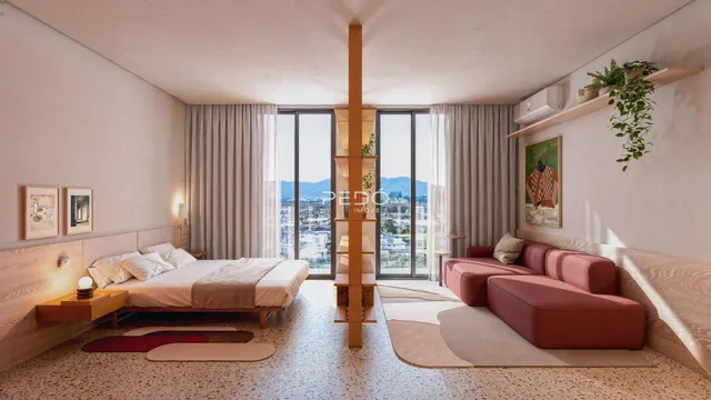 Quarto com cama e sofá em ambiente claro.