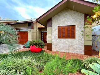 Fachada de uma residência em Lajeado, Brasil com jardim na frente.