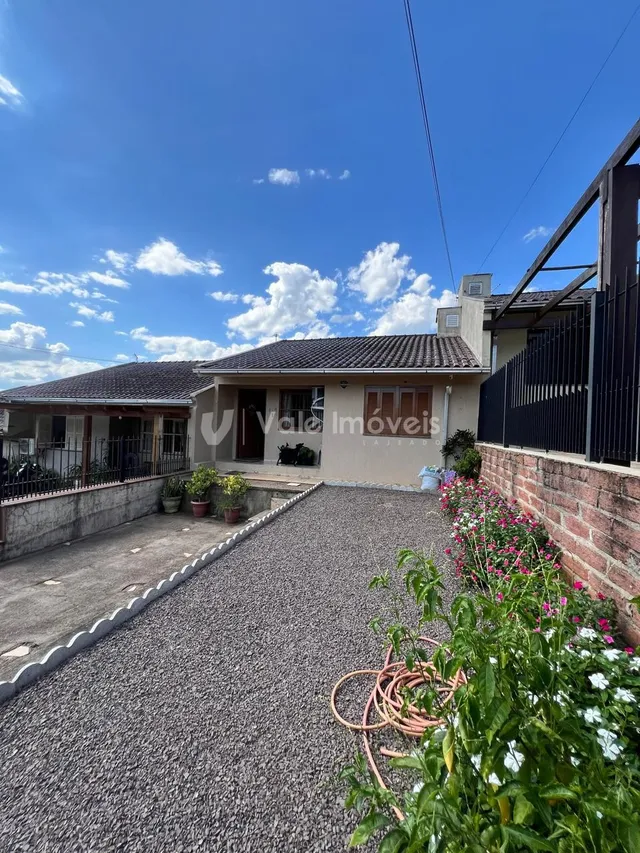 Casa geminada com 2 dormitórios