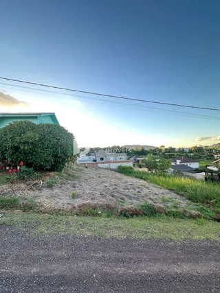 Vista externa de uma propriedade em Lajeado, Brasil, mostrando uma encosta gramada.