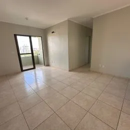 Foto de um ambiente interno com piso de cerâmica claro.