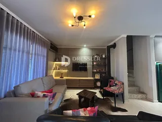 Sala de estar com sofá e decoração moderna.