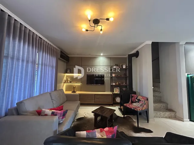 Sala de estar com sofá e decoração moderna.