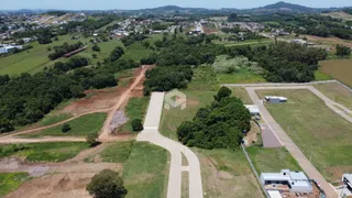 Vista aérea de uma área de terreno com vegetação e estradas no Brasil.