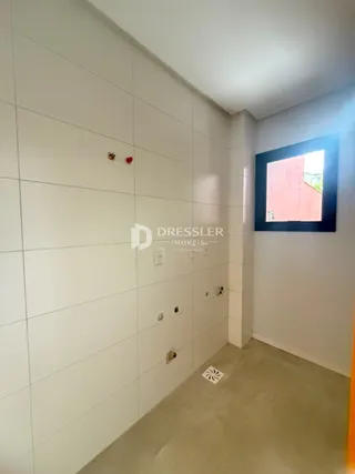 Parede interna de um imóvel em Lajeado, Brasil, com revestimento branco.