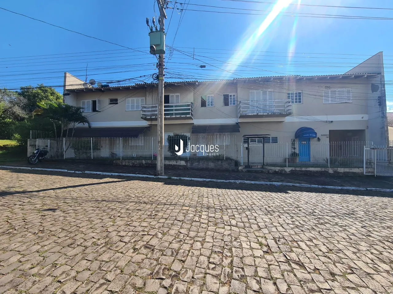 Fachada de uma casa em Lajeado, Brasil, com muro e cerca.