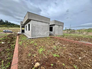 Fachada moderna de uma residência em Lajeado, Brasil, com construção em concreto aparente.