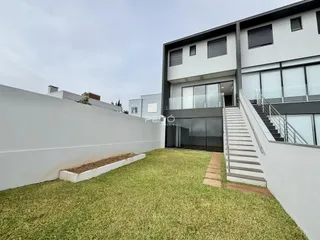 Fachada de um imóvel em Lajeado, Brasil, com jardim gramado.
