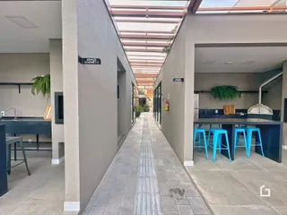 Corredor de um imóvel em Lajeado, Brasil, com teto de vidro.