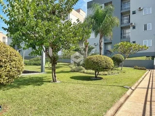 Vista externa do jardim e fachada de um imóvel em Lajeado.