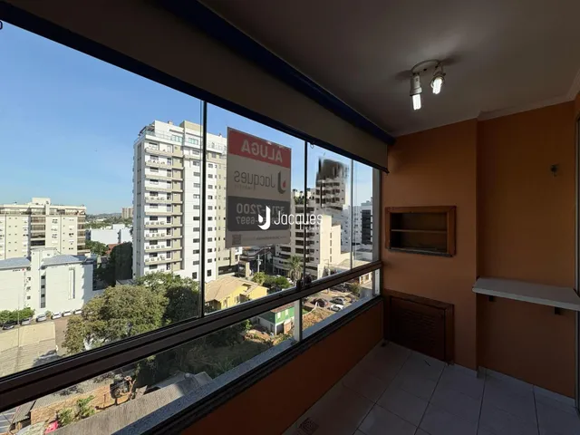 Vista da cidade de Lajeado vista através de uma grande janela.