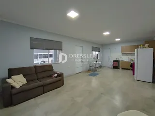 Sala de estar com sofá e janela em um imóvel em Lajeado.
