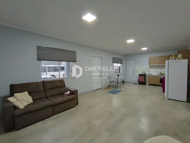 Sala de estar com sofá e janela em um imóvel em Lajeado.