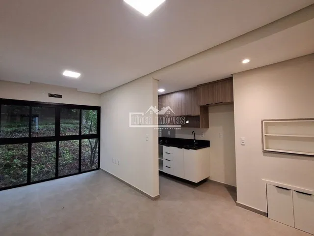 Sala de estar com portas de vidro que dão acesso ao exterior.