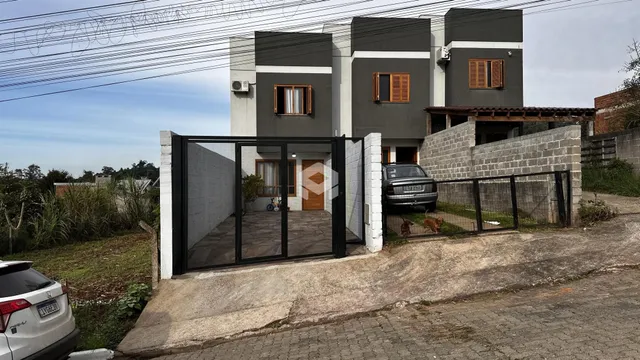 Fachada de uma residência em Lajeado, Brasil, com portão de ferro.